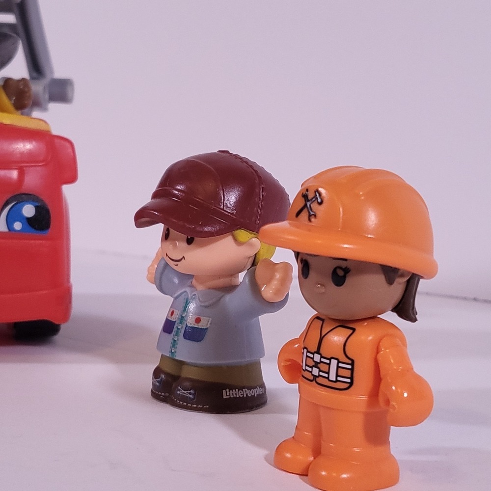 Fisher Price Little People Fire Truck Vehicle Firefighter Worker Figures 2018-19 - Picture 4 of 6